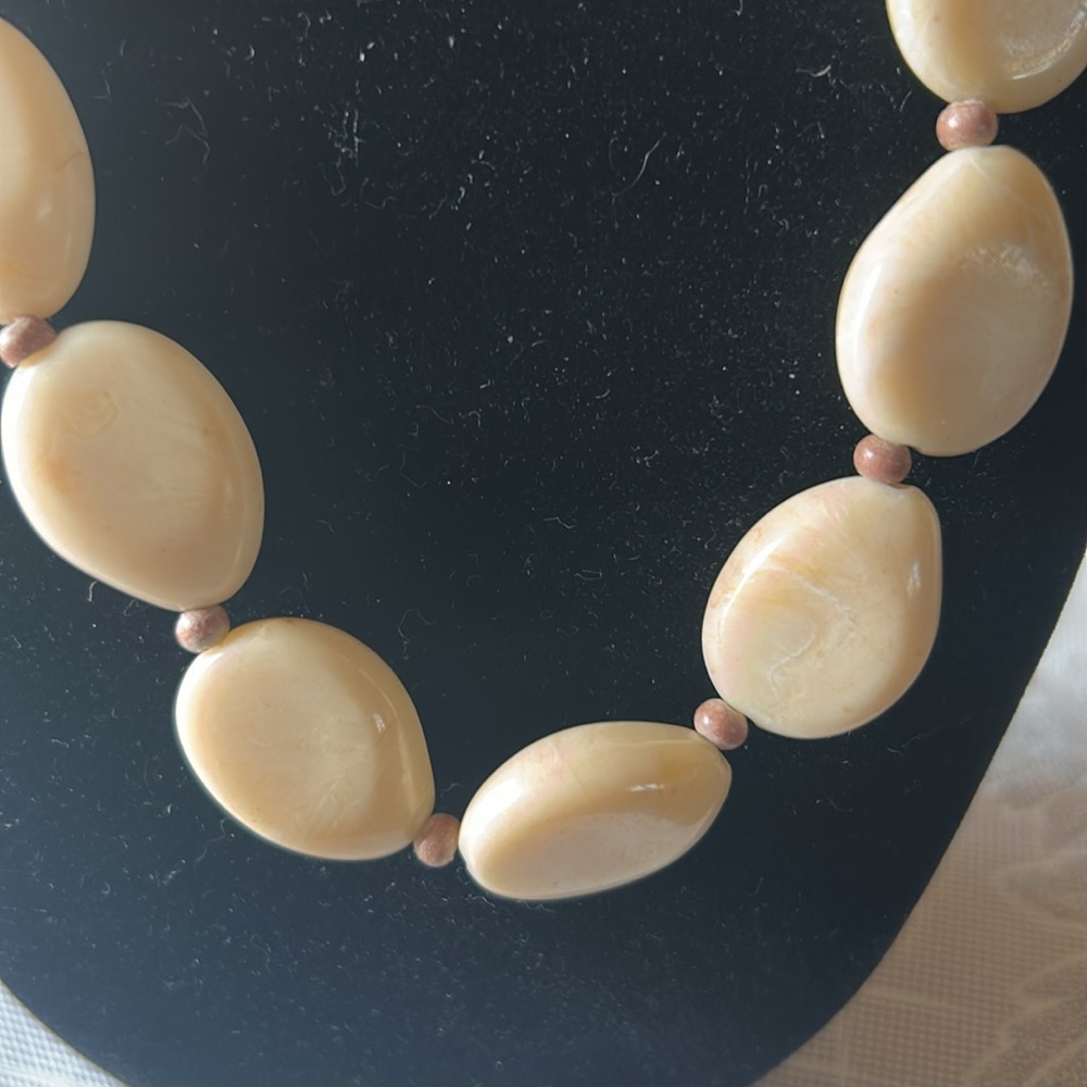 Elegant cream single strand stone beaded necklace - Picture 2 of 4